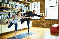 Vader en dochter die aan yoga doen